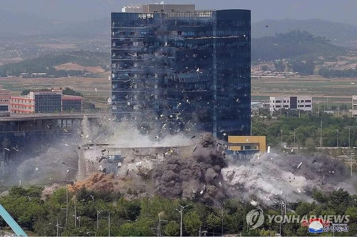 Khoảnh khắc tòa nhà văn phòng liên lạc liên Triều bị đánh sập. Ảnh: Yonhap
