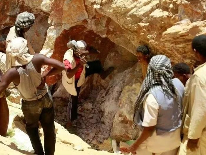 Công nhân đập đá tại một mỏ vàng gần Abu Delelq thuộc bang Gadarif (Sudan). Ảnh: REUTERS
