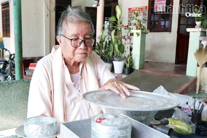Ông Kinh Văn Cần giới thiệu những sản phẩm hoàn thiện của gia đình.