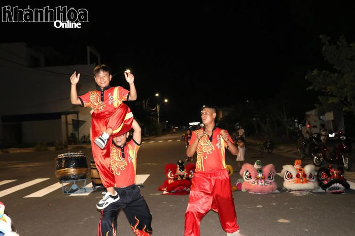 Anh Cao Quốc Trình (bên phải) hướng dẫn cơ bản cho học viên lên một chân.