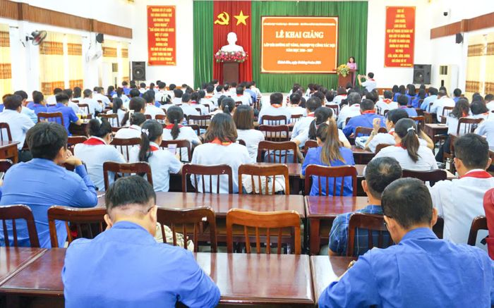 Quang cảnh lễ khai giảng.