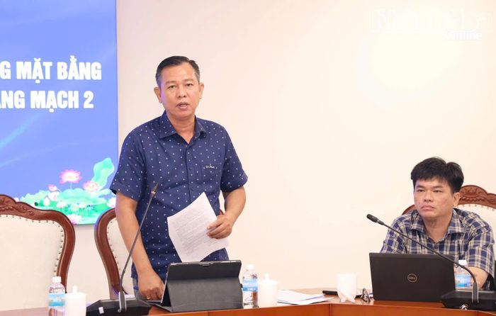 Lãnh đạo Trung tâm Phát triển quỹ đất Khánh Hòa phát biểu ý kiến.