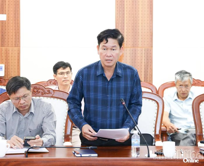 Lãnh đạo Ban Quản lý dự án đầu tư xây dựng tỉnh báo cáo tại cuộc họp.