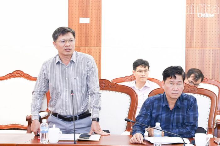 Lãnh đạo Sở Xây dựng phát biểu tại cuộc họp.