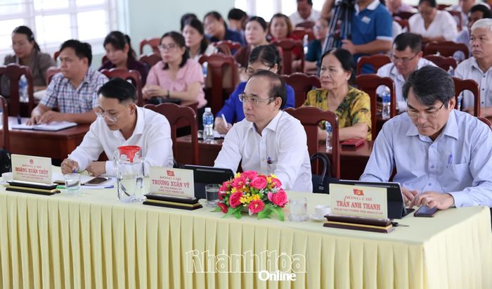 Các đại biểu và cử tri tham dự buổi tiếp xúc.