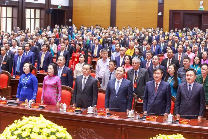 Các đại biểu thực hiện nghi lễ chào cờ. Ảnh: Báo Đại đoàn kết.