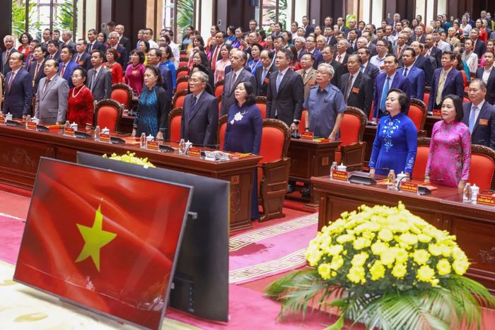 Các đại biểu thực hiện nghi lễ chào cờ. Ảnh: Báo Đại đoàn kết.
