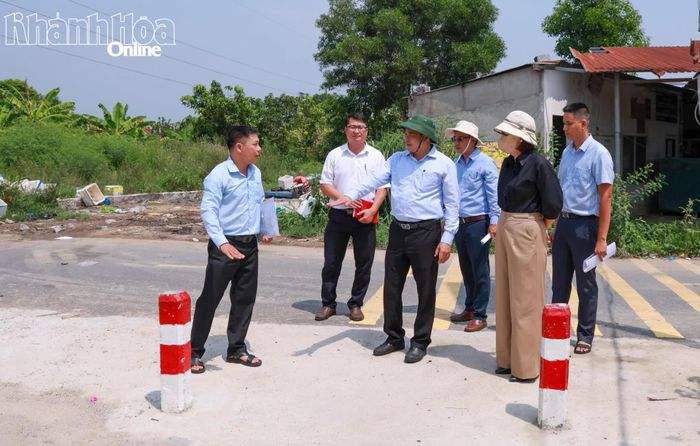Đoàn công tác ghi nhận thực tế tại khu vực có nguy cơ ngập sâu ở chợ Tân Xương, xã Suối Dầu.