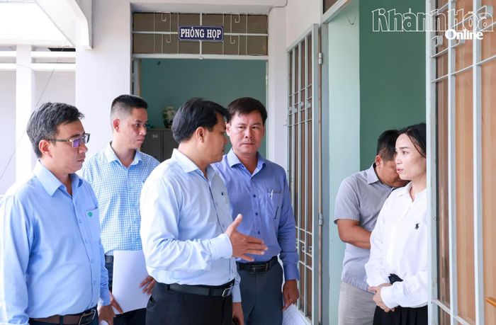 Đoàn công tác khảo sát vị trí di dời người dân đến nơi tránh trú an toàn trên địa bàn xã Diên Khánh.