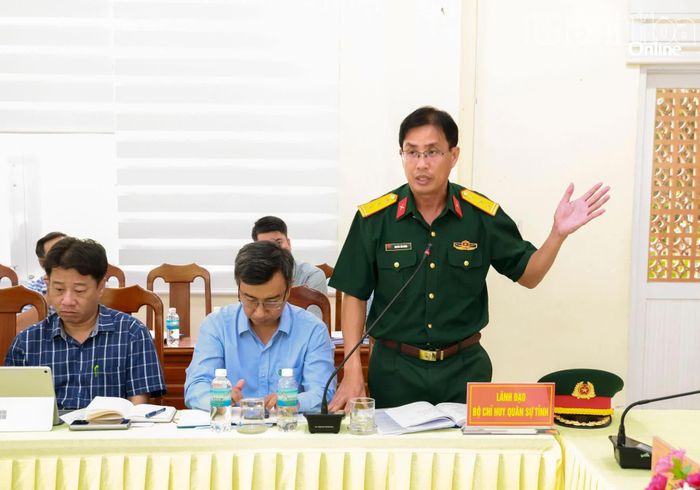 Lãnh đạo Bộ Chỉ huy Quân sự tỉnh phát biểu tại buổi làm việc.