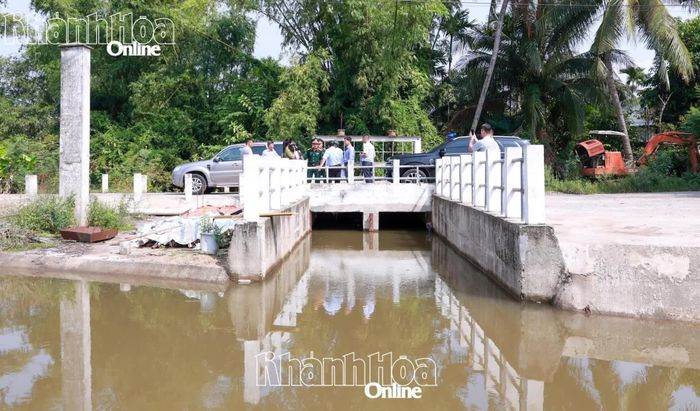 Đoàn công tác nắm tình hình tại khu vực xung yếu có nguy cơ ngập lụt trên địa bàn thôn Phước Trạch, xã Diên Khánh.