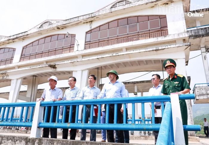 Đoàn công tác nắm tình hình công tác phòng, chống thiên tai tại hồ chứa nước Suối Dầu, xã Suối Dầu.