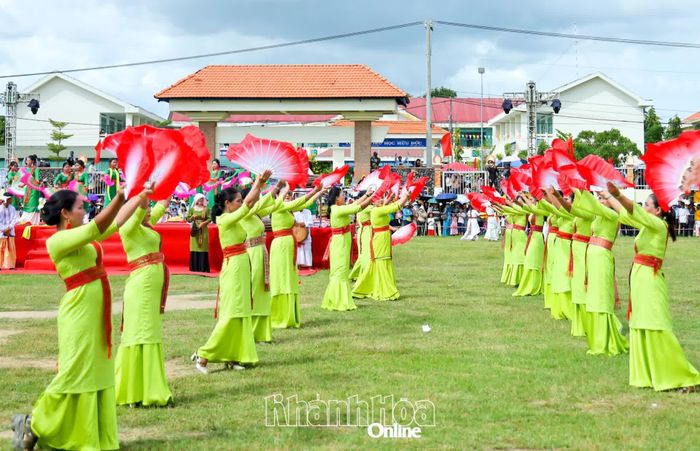 Người dân thôn Hữu Đức, xã Phước Hữu biểu diễn văn nghệ trong Lễ hội Katê năm 2025. Ảnh: N.T