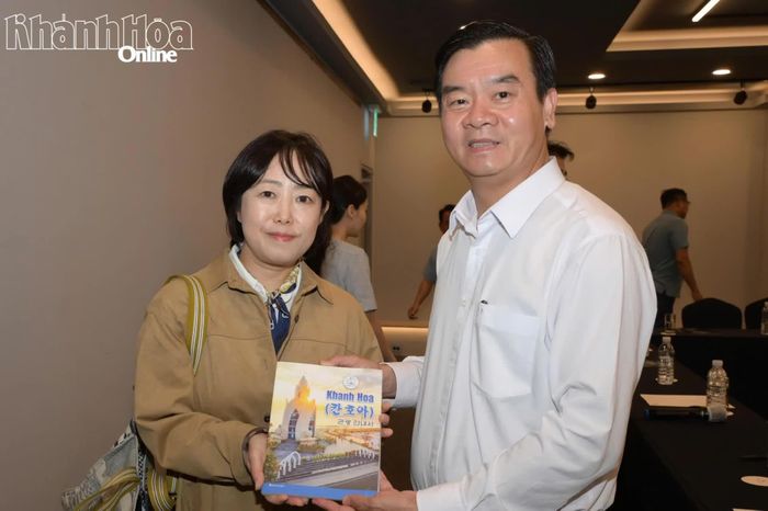 Lãnh đạo Trung tâm Xúc tiến Đầu tư, Thương mại và Du lịch trao tăng Cẩm nang du lịch tỉnh Khánh Hòa cho lãnh đạo Công ty TNHH Tamnaneun Sup