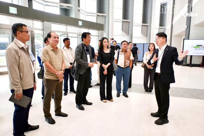 Đồng chí Nguyễn Long Biên cùng đoàn công tác khảo sát tại Trung tâm Hội nghị quốc tế Jeju.
