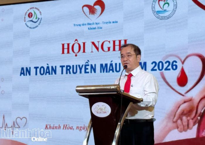 Lãnh đạo Trung tâm Huyết học - Truyền máu Khánh Hòa phát biểu tại hội nghị.