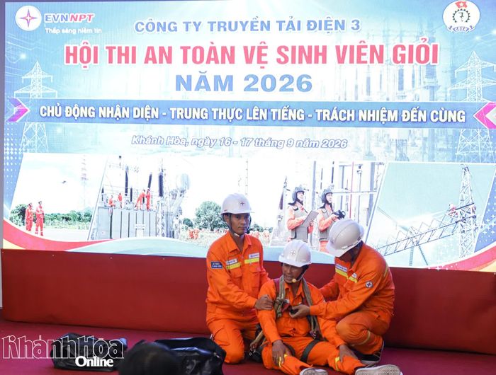 Phần thi tập thể của đội Truyền tải điện Khánh Hòa.