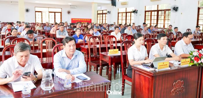 Quang cảnh buổi tiếp xúc cử tri.