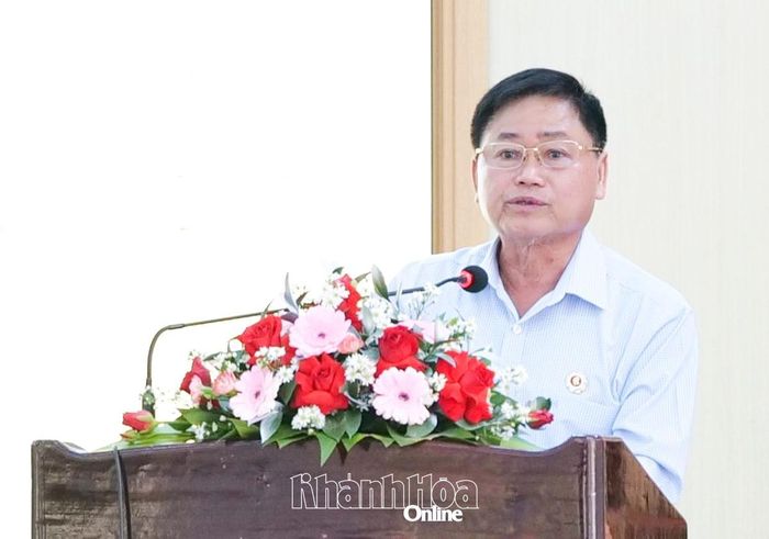 Đại biểu HĐND tỉnh thông tin đến cử tri các nội dung tại buổi tiếp xúc.