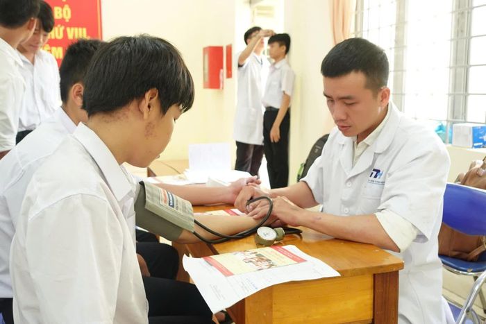 Học sinh được kiểm tra huyết áp, đo chiều cao.