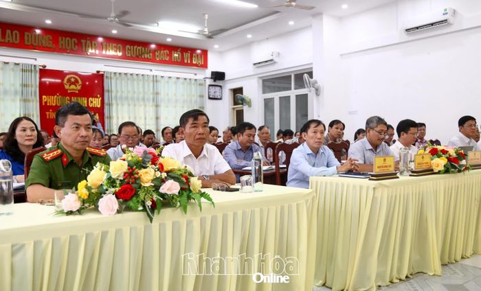 Lãnh đạo một số sở, ngành, phường Ninh Chử và cử tri tham dự buổi tiếp xúc.