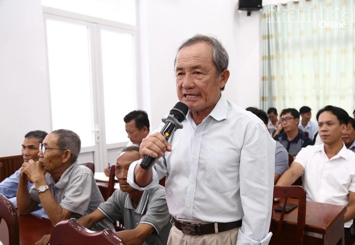 Cử tri phường Ninh Chử nêu ý kiến tại buổi tiếp xúc. 