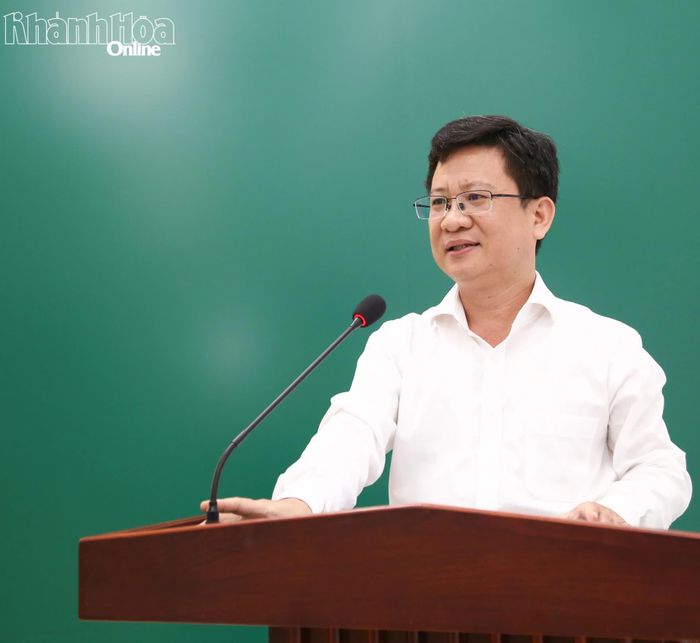 Lãnh đạo UBND phường Ninh Chử phát biểu làm rõ một số vấn đề cử tri nêu thuộc thẩm quyền giải quyết của địa phương.