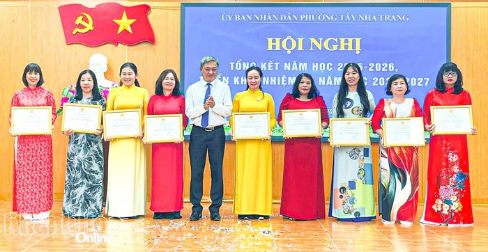Tập thể và các cá nhân nhận giấy khen của UBND phường Tây Nha Trang.