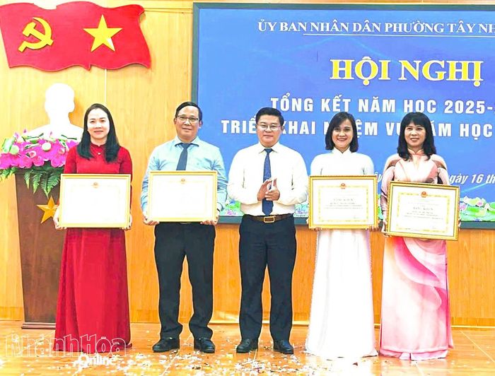 Lãnh đạo phường Tây Nha Trang trao bằng khen của Chủ tịch UBND tỉnh Khánh Hòa cho các tập thể và cá nhân.
