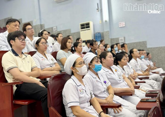 Các điều dưỡng, hộ lý, kỹ thuật y tham gia lớp tập huấn.
