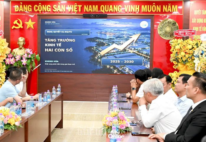 Các đại biểu xem giới thiệu trang thông tin điện tử của Ban Quản lý Khu kinh tế và Khu công nghiệp tỉnh Khánh Hòa.