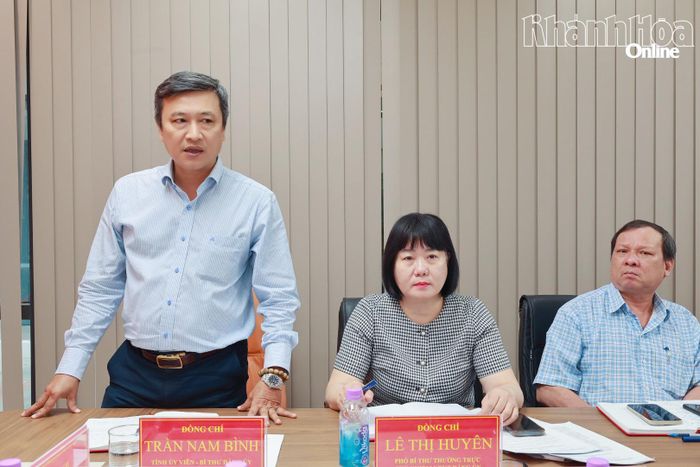 Ông Trần Nam Bình - Bí thư Đảng ủy phường Nam Nha Trang phát biểu tại buổi làm việc.