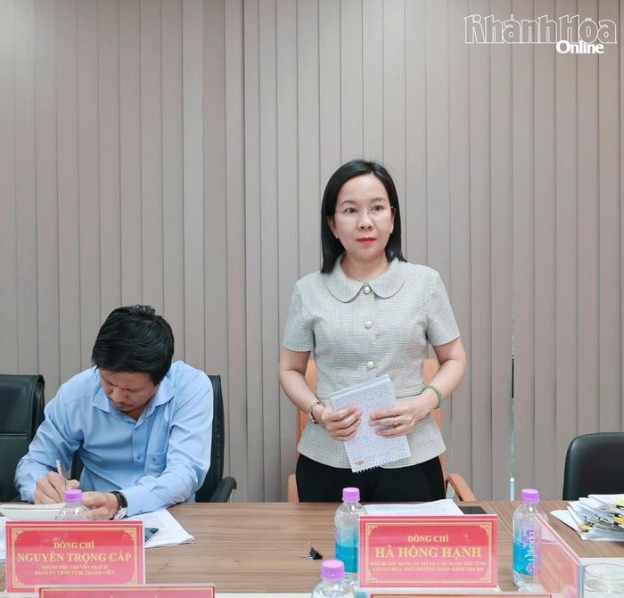 Đồng chí Hà Hồng Hạnh - Phó Bí thư Đảng ủy Mặt trận Tổ quốc, các đoàn thể tỉnh, Phó Trưởng đoàn kiểm tra phát biểu tại buổi làm việc.