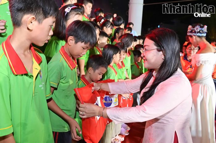 Ban tổ chức tặng quà cho thiếu nhi đến từ các mái ấm, cơ sở bảo trợ và trung tâm bảo trợ xã hội.