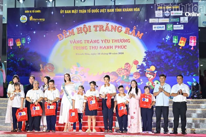 Các đại biểu và nhà tài trợ tặng quà cho thiếu nhi.