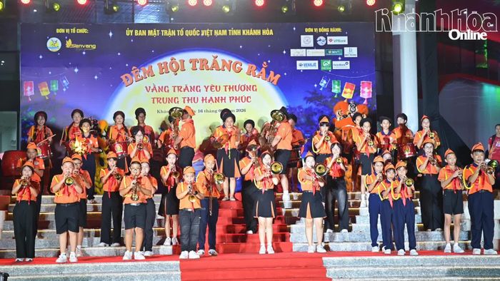 Đội Nghi thức Cung Văn hóa Thiếu nhi tỉnh biểu diễn tại chương trình.