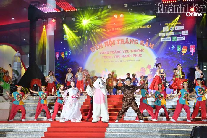 Tiết mục văn nghệ sôi động chủ đề về Tết Trung thu.