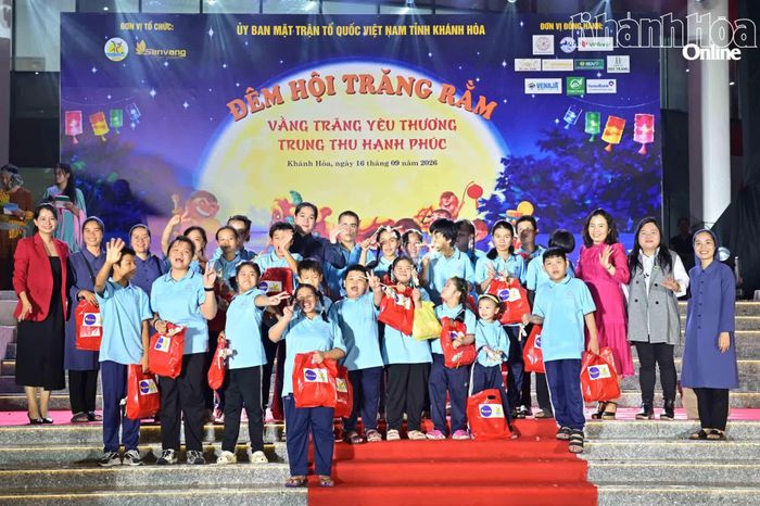 Các đại biểu và nhà tài trợ tặng quà cho thiếu nhi.