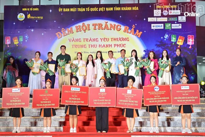Tại chương trình, Ban tổ chức đã tiếp nhận bảng tượng trưng các phần quà tài trợ và tặng hoa, thư tri ân đến các doanh nghiệp đồng hành với chương trình.