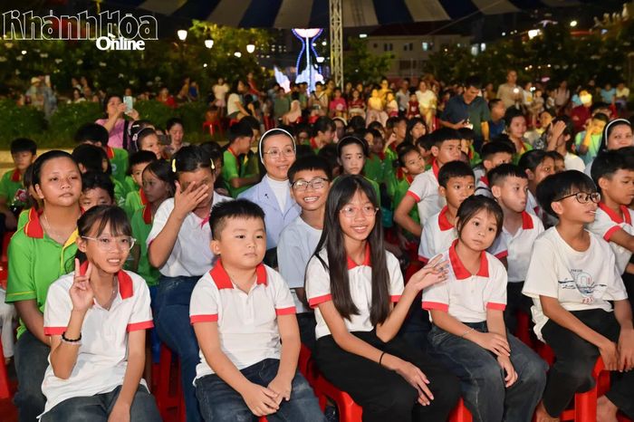 Đông đảo thiếu nhi đến từ các mái ấm, cơ sở bảo trợ và trung tâm bảo trợ xã hội tham gia chương trình.