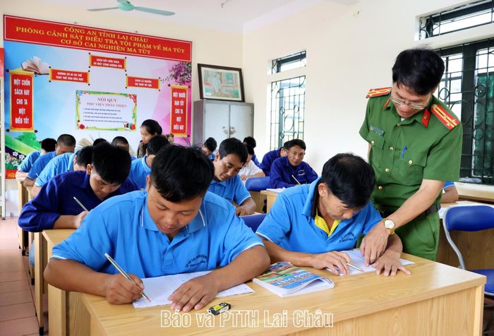 Lãnh đạo Cơ sở cai nghiện ma túy tỉnh động viên học viên tích cực tham gia lớp xóa mù chữ.