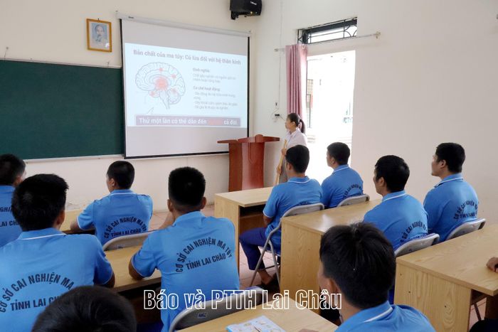 Tuyên truyền, phân tích tác hại của ma túy là nhiệm vụ thường xuyên của các cấp, các ngành để đẩy lùi ma túy ra khỏi cộng đồng.