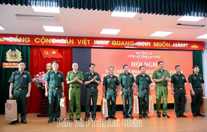  Lãnh đạo Công an tỉnh tặng kit test ma túy cho các đơn vị bộ đội biên phòng phục vụ công tác phòng, chống ma túy tại địa bàn đóng chân.