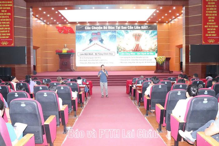 Giảng viên Học viện Nông nghiệp Việt Nam trình bày các nội dung tại lớp tập huấn.