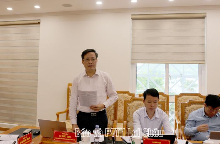Đồng chí Lê Đức Dục - Ủy viên Ban Thường vụ, Trưởng Ban Tuyên giáo Tỉnh ủy phát biểu tại cuộc họp.
