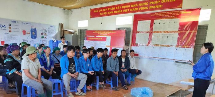 Đoàn viên, thanh niên xã Dào San tuyên truyền tới người dân về sử dụng mạng xã hội an toàn.