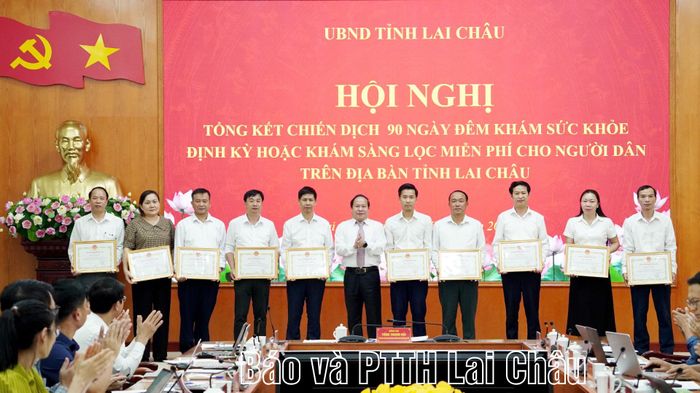 Đồng chí Tống Thanh Hải - Phó Chủ tịch Thường trực UBND tỉnh tặng Bằng khen cho các tập thể có thành tích xuất sắc trong thực hiện chiến dịch.