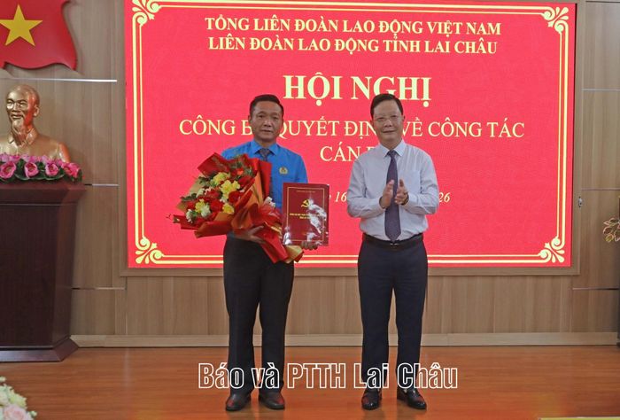 Đồng chí Nguyễn Ngọc Vinh - Phó Bí thư Tỉnh ủy, Bí thư Đảng ủy MTTQ, các đoàn thể tỉnh, Chủ tịch Ủy ban MTTQ Việt Nam tỉnh trao quyết định và chúc mừng đồng chí Lý Công Hà.