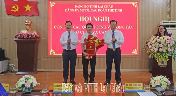 Các đồng chí: Nguyễn Ngọc Vinh - Phó Bí thư Tỉnh ủy, Bí thư Đảng ủy MTTQ, các đoàn thể tỉnh, Chủ tịch Ủy ban MTTQ Việt Nam tỉnh; Tống Thanh Bình - Ủy viên Ban Thường vụ Tỉnh ủy, Phó Bí thư Đảng ủy MTTQ, các đoàn thể tỉnh, Phó Chủ tịch Thường trực Ủy ban MTTQ Việt Nam tỉnh trao quyết định chúc mừng các chi bộ được thành lập mới.