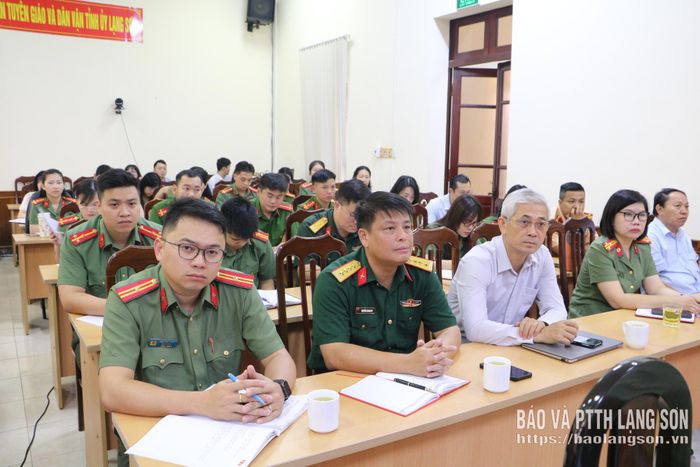 Các đại biểu theo dõi thông tin chuyên đề tại hội nghị